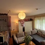 Akropolitan Schoenes Zimmer In Einer Wohnung Mit Eigenem Grossen Garten