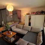 Akropolitan Schoenes Zimmer In Einer Wohnung Mit Eigenem Grossen Garten