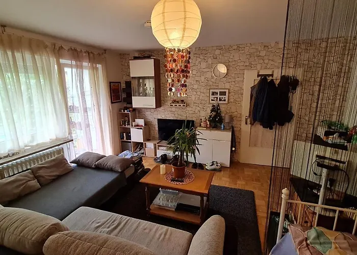 Akropolitan Schoenes Zimmer In Einer Wohnung Mit Eigenem Grossen Garten